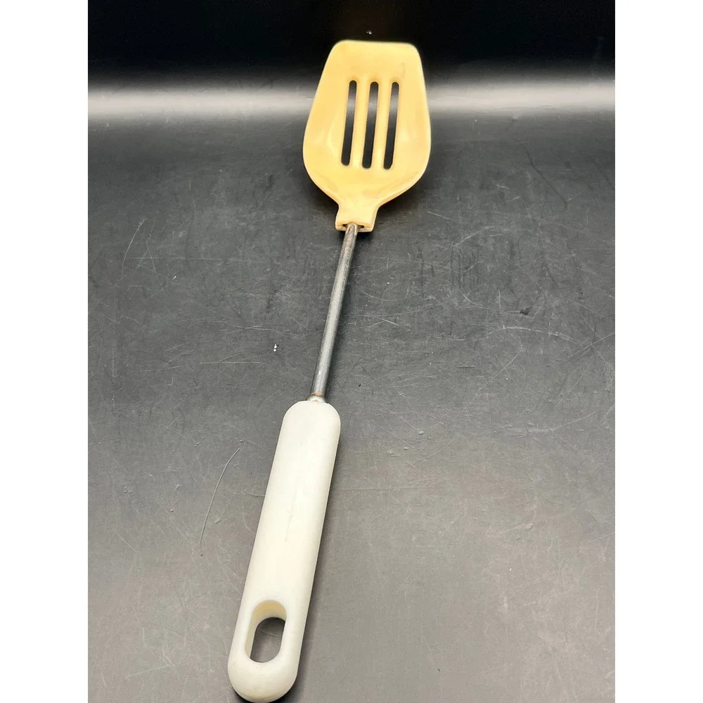 Vtg White Beige Slotted‎ Spatula White Handle Kitchen Utensil Kitchenware Retro